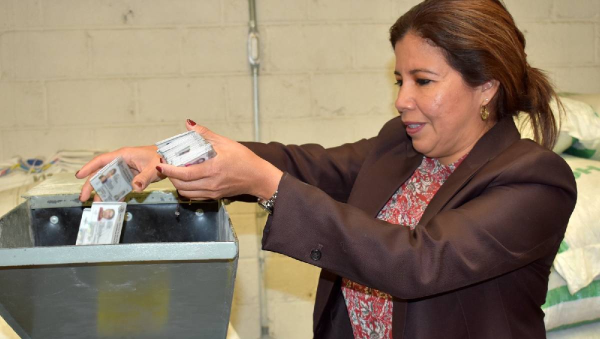 En el proceso de destrucción estuvieron presentes funcionarios del INE. Foto: (Especial)