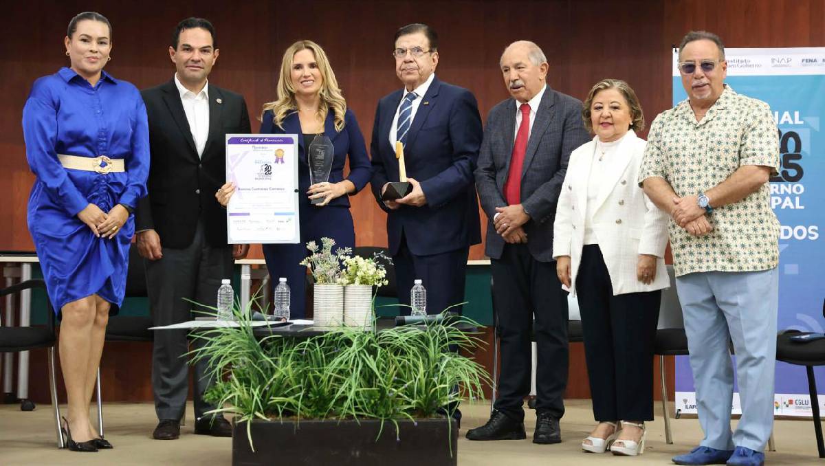 Romina Contreras, acompañada de Enrique Vargas, recibió el Premio Nacional a la Mejor Alcaldesa de México. Foto: (Especial)
