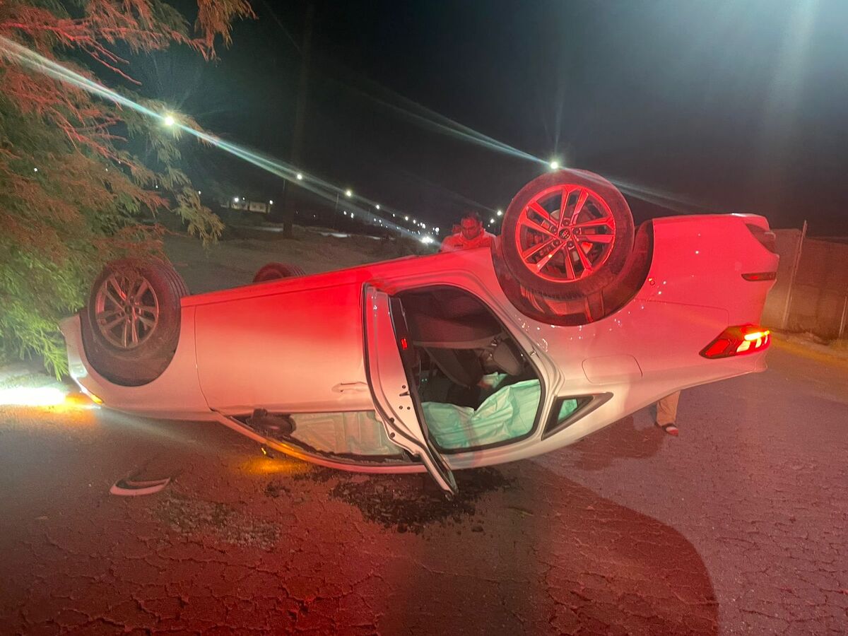 Vuelca Audi en Viñedos de Torreón; ocupantes abandonan el auto.| Especial.
