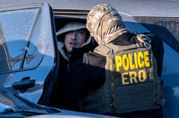 Un agente de seguridad interroga y retiene a un individuo dentro de un vehículo (AP)