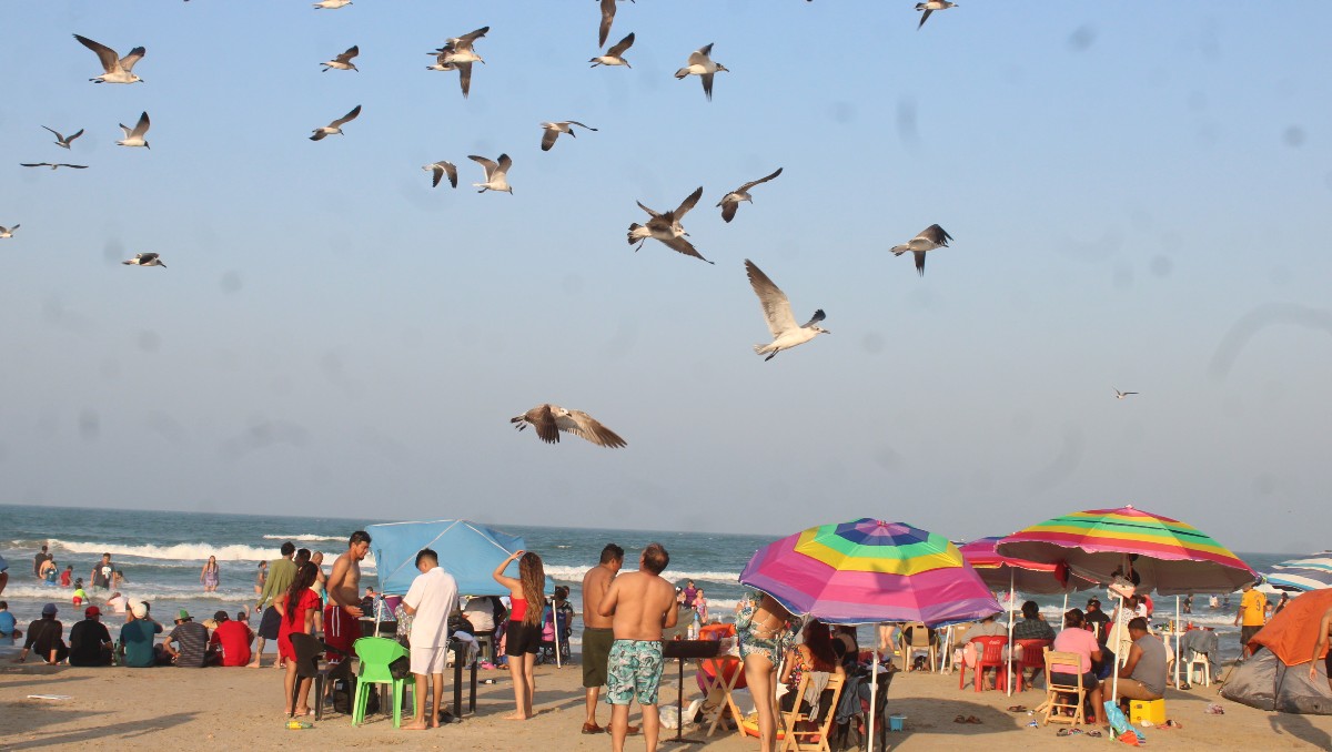 Arriban turistas a playa Miramar por puente vacacional. (Yazmín Sánchez)