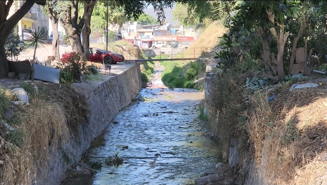 El canal se llena de basura y ocasiona inundaciones durante el temporal. (Roberto Hurtado)