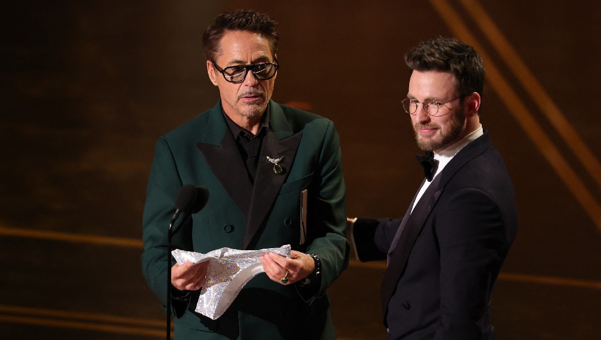 Chris Evans y Robert Downey Jr. se reunieron en los Oscar | AFP