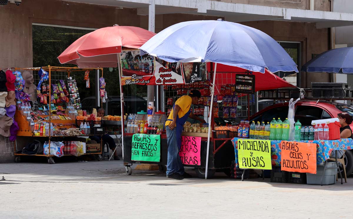 Comerciantes ambulantes se amparan. | Foto: Verónica Rivera