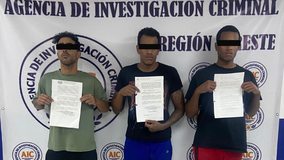 Los detenidos fueron identificados como Willians "N", Daniel "N" y Neuri "N".  Foto: Especial