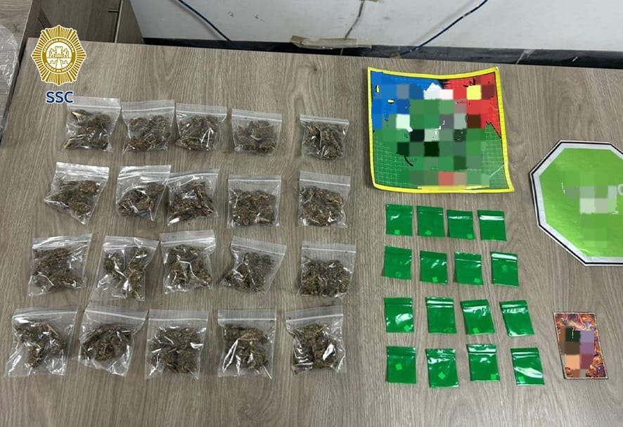 Las drogas químicas las ofrecía en bolsas de plástico de color verde.