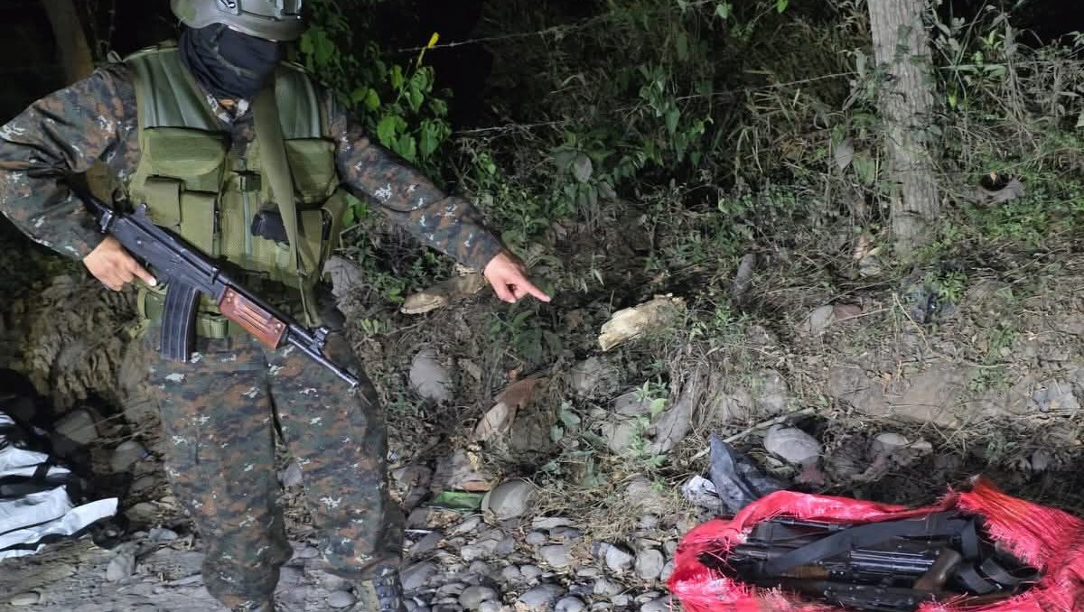 Ejército asegura arsenal.| Foto: Especial