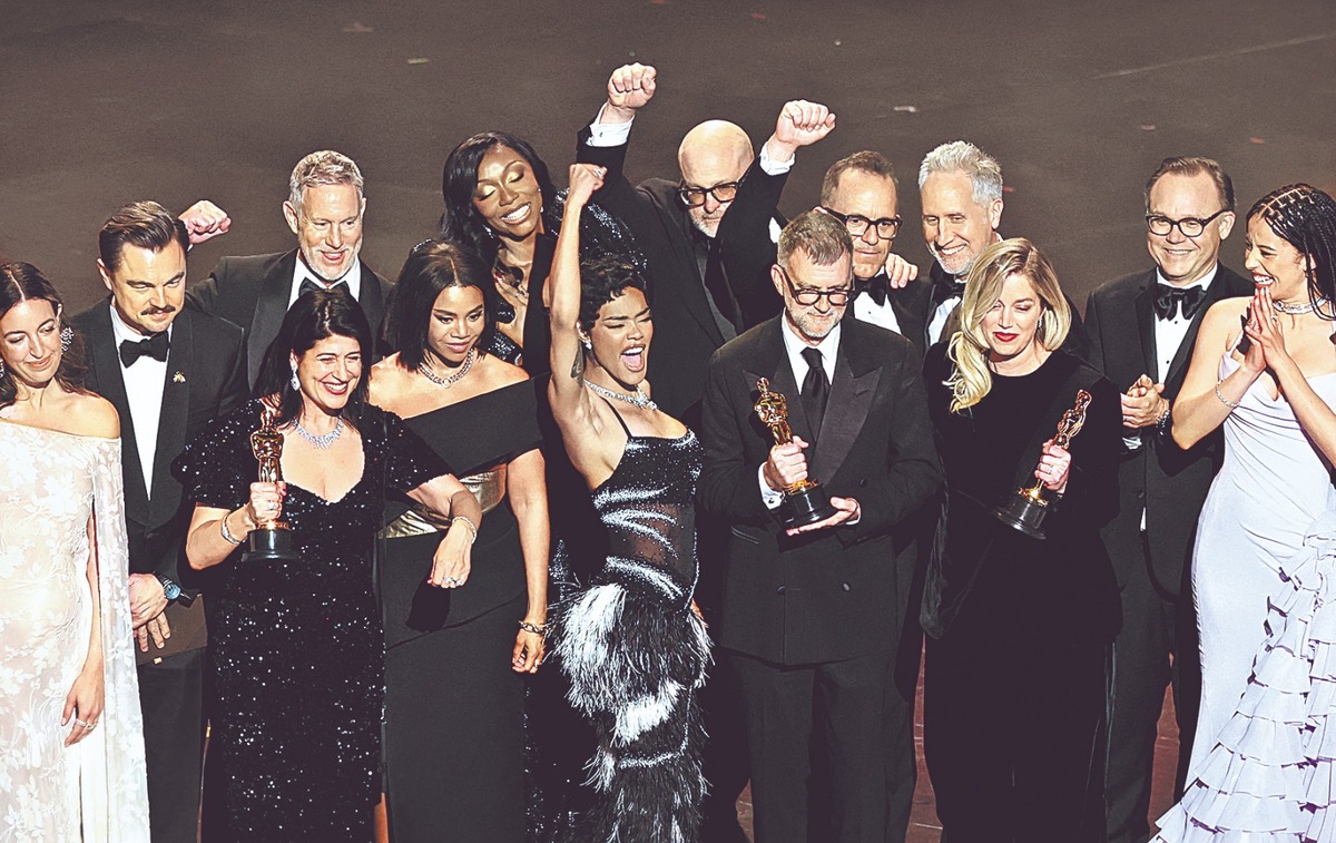 Los ganadores principales celebraron el triunfo en el escenario. AFP, Reuters y EFE