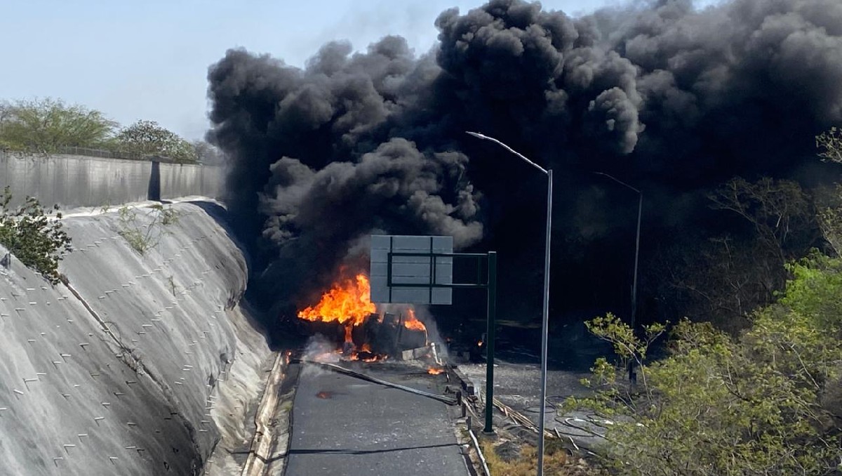 Incendio de pipa en autopista a Reynosa en Juárez, Nuevo León | Edgar Plata