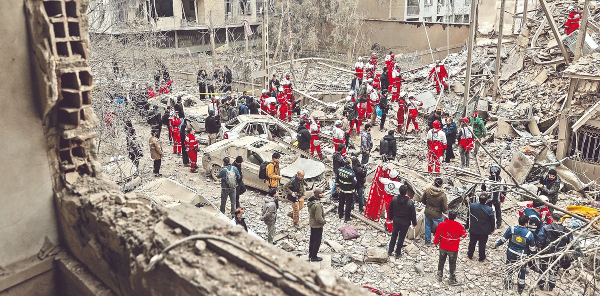 Personal de emergencia trabaja en un edificio residencial atacado en Teherán. REUTERS