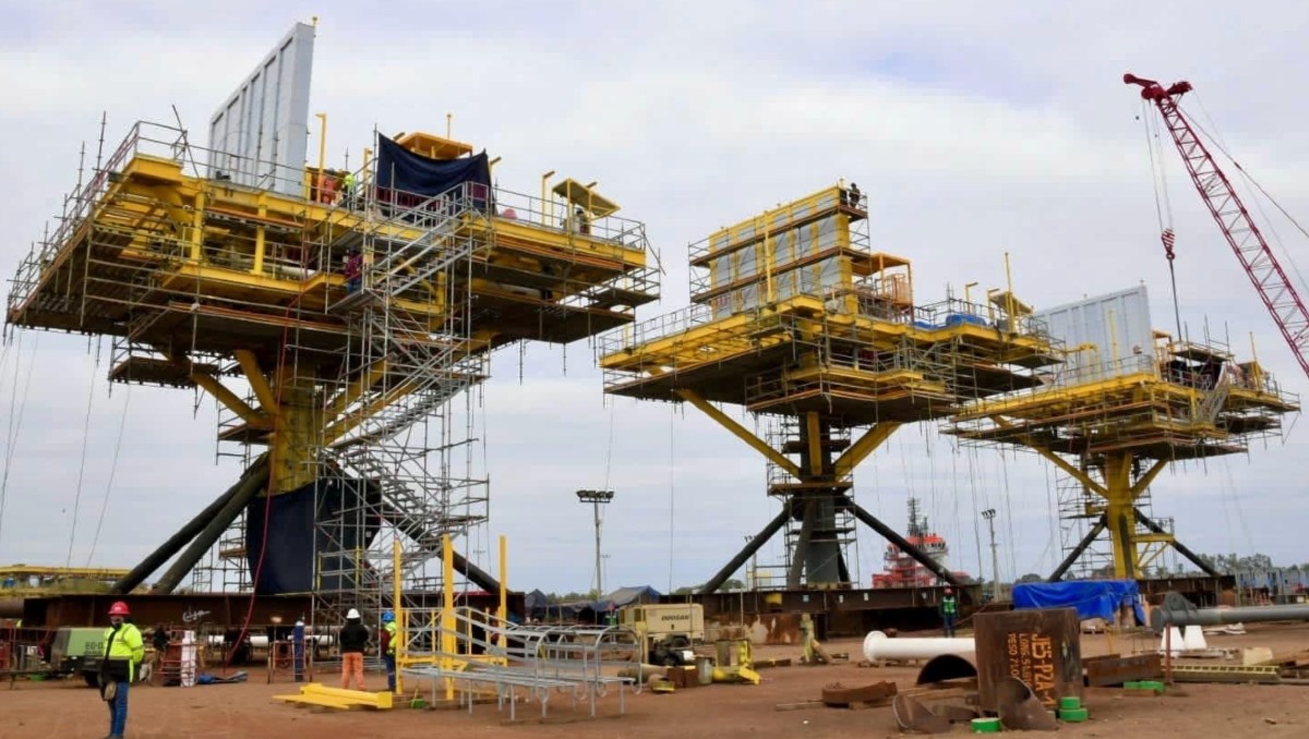 Plataformas en construcción en el puerto de Tampico para Pemex.