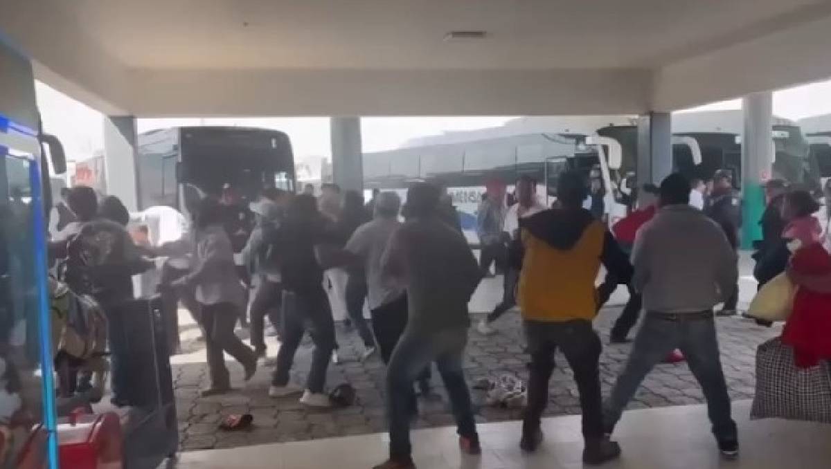 Policías también fueron agredidos al intentar controlar la pelea en la Terminal de Ixtlahuaca. Foto: (Especial)