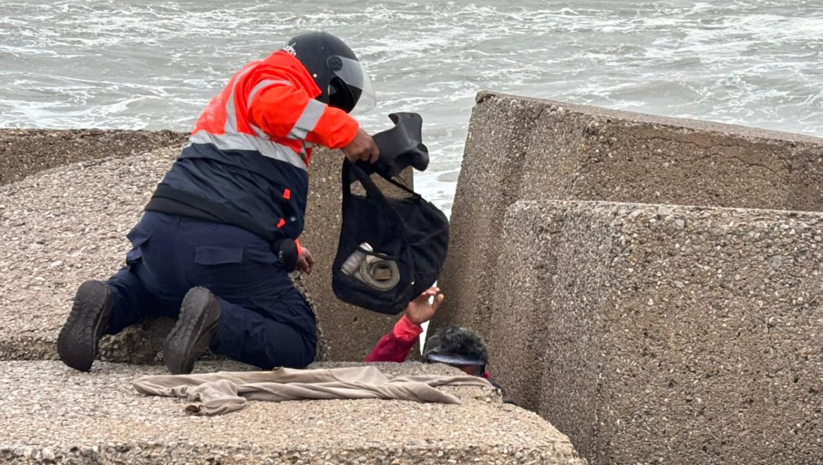 Rescatan a pescador atrapado en escolleras de Playa Miramar. | Cortesía