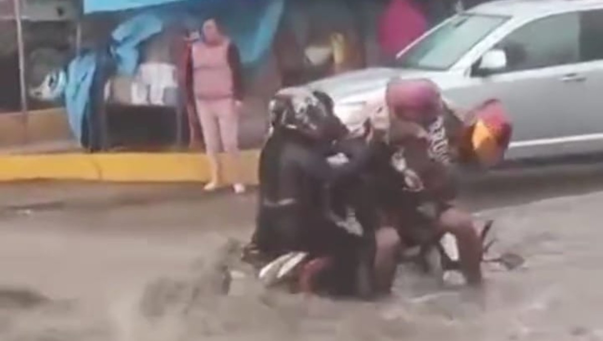 El agua arrastró a la familia metros abajo. | Carlos Zaid