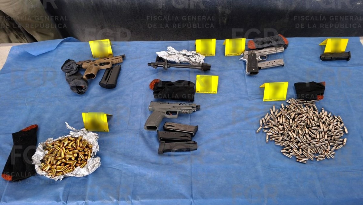 Ángel “N” y Dámaris “N”, portaban tres armas de fuego, tres cargadores y 25 cartuchos.