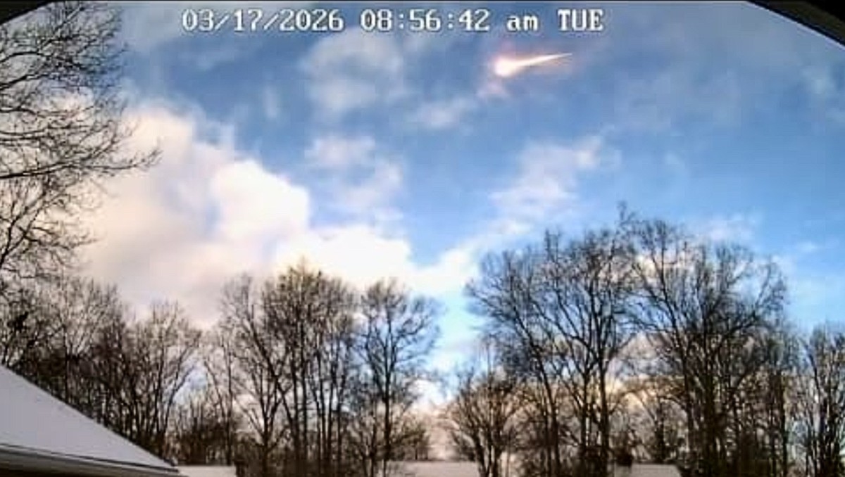 Cámara de seguridad capta el curso del meteorito. | Redes sociales