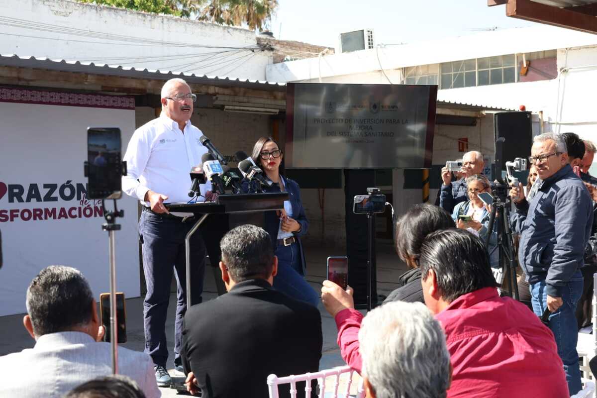 Director general del Sideapa, Luis Fernando Uc y alcaldesa de Gómez Palacio, Betzabé Martínez. | Verónica Rivera