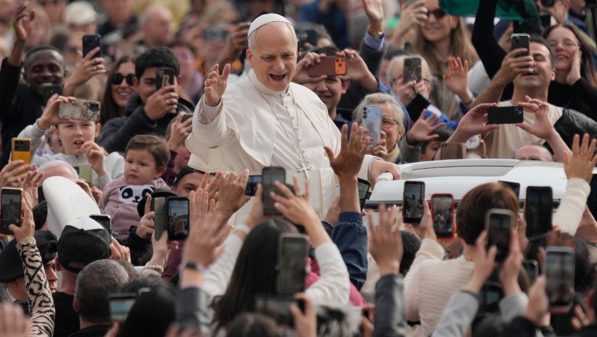 Después de ser elegido en mayo pasado, León siguió viviendo en su pequeño apartamento en el Palazzo del Sant'Uffizio del Vaticano. | Foto: AP