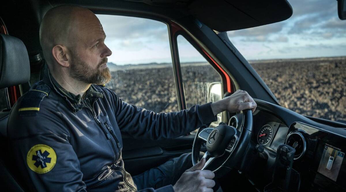 Helgi Hjorleifsson conduce a través de campos de lava en el suroeste de Islandia en febrero. (Sergey Ponomarev / The New York Times)