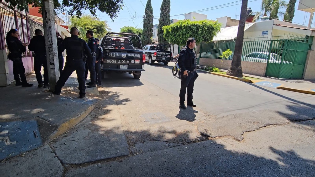 El hombre fue golpeado en la cabeza afuera de su domicilio, donde acudieron policías de Guadalajara (Foto: Juan Carlos Munguía)
