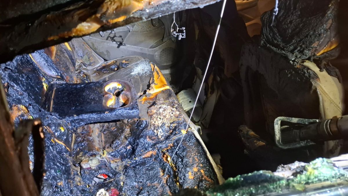 El incendio consumió asientos traseros y parte del techo del vehículo, dejando daños materiales considerables pero sin personas lesionadas. | Especial