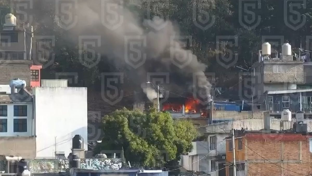 Investigan causas que originaron el incendio en una casa de Toluca. Foto: (Especial)