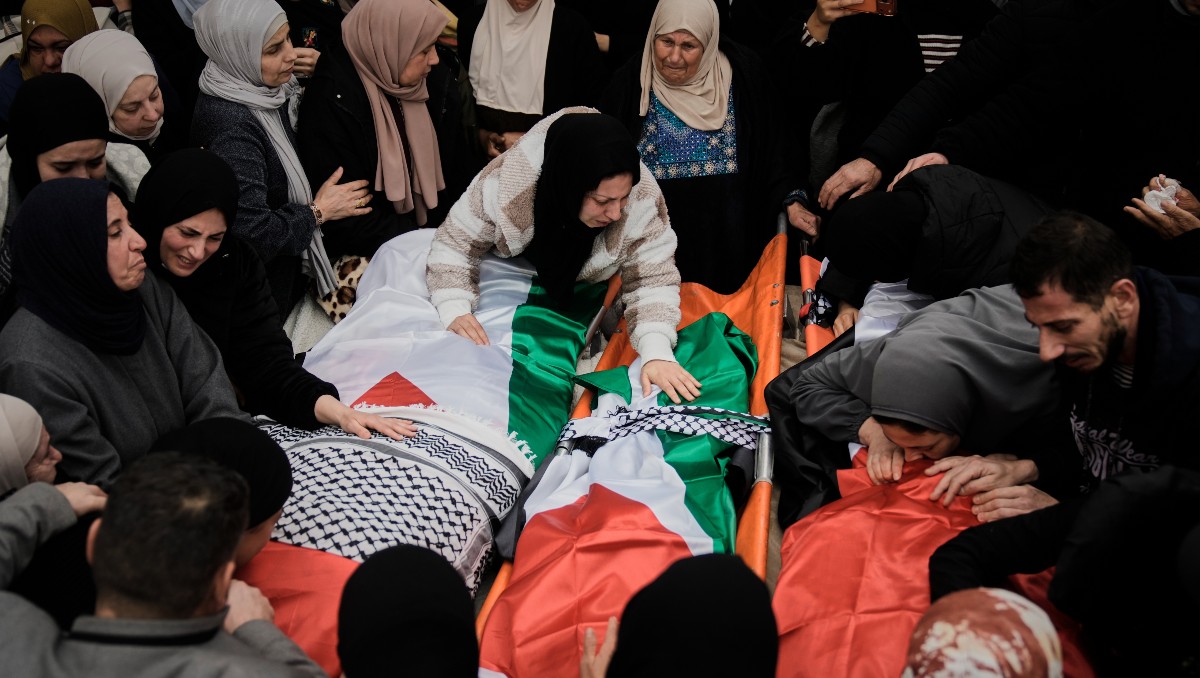 Palestinos lloran en el funeral de cuatro miembros de la familia Odeh asesinados en su auto por fuerzas de seguridad israelíes. | AP