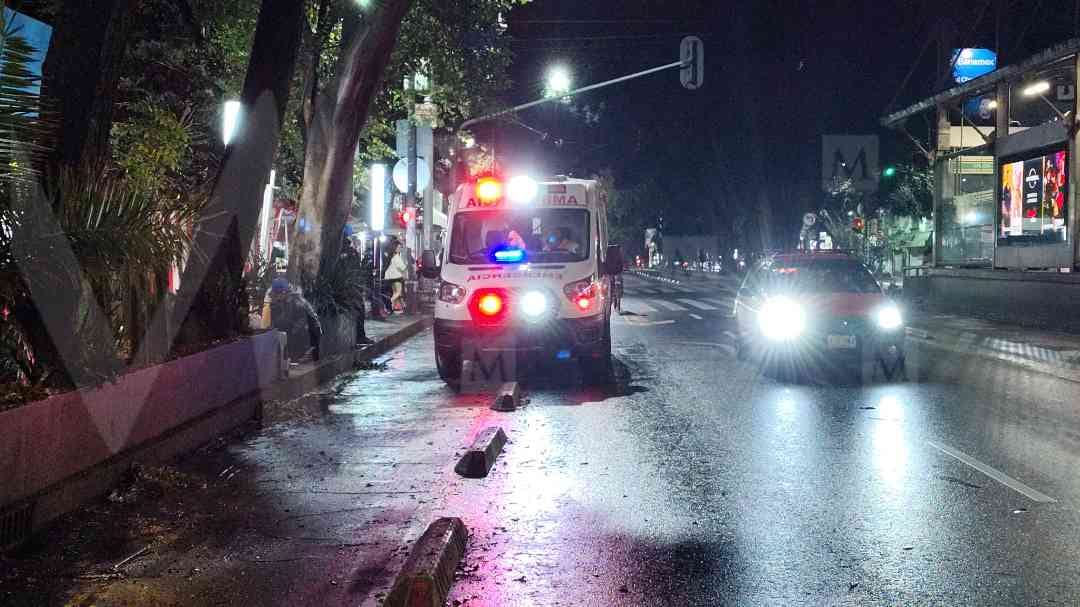 Personal de una Ambulancia de Protección Civil en la linea 1