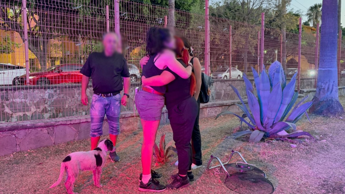 Policías de Guadalajara llevaron a la mujer localizada hasta sus familiares (Foto: Juan Carlos Munguía)