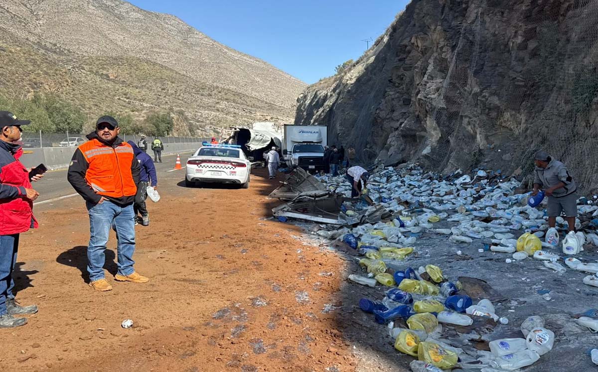 Tráiler cargado con suavisante de telas vuelca en Los Chorros. | Foto: Especial