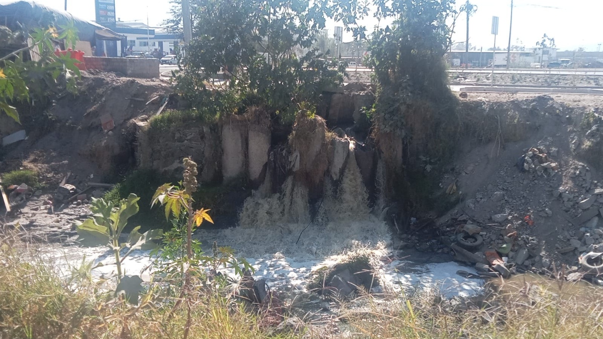 Vecinos ven irregular la cascada de aguas negras que se presenta en el canal de La Gigantera (Foto: Gloria Reza)