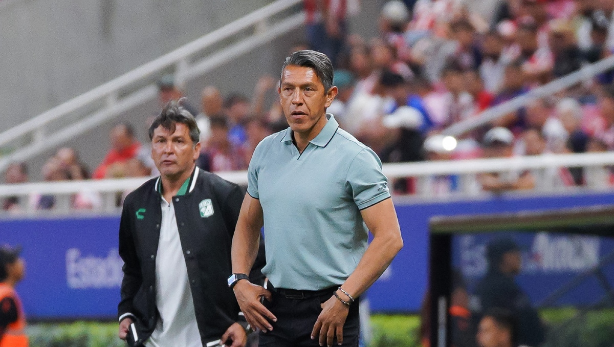 Alejandro Corona se va apenado del partido ante Chivas (Imago7)