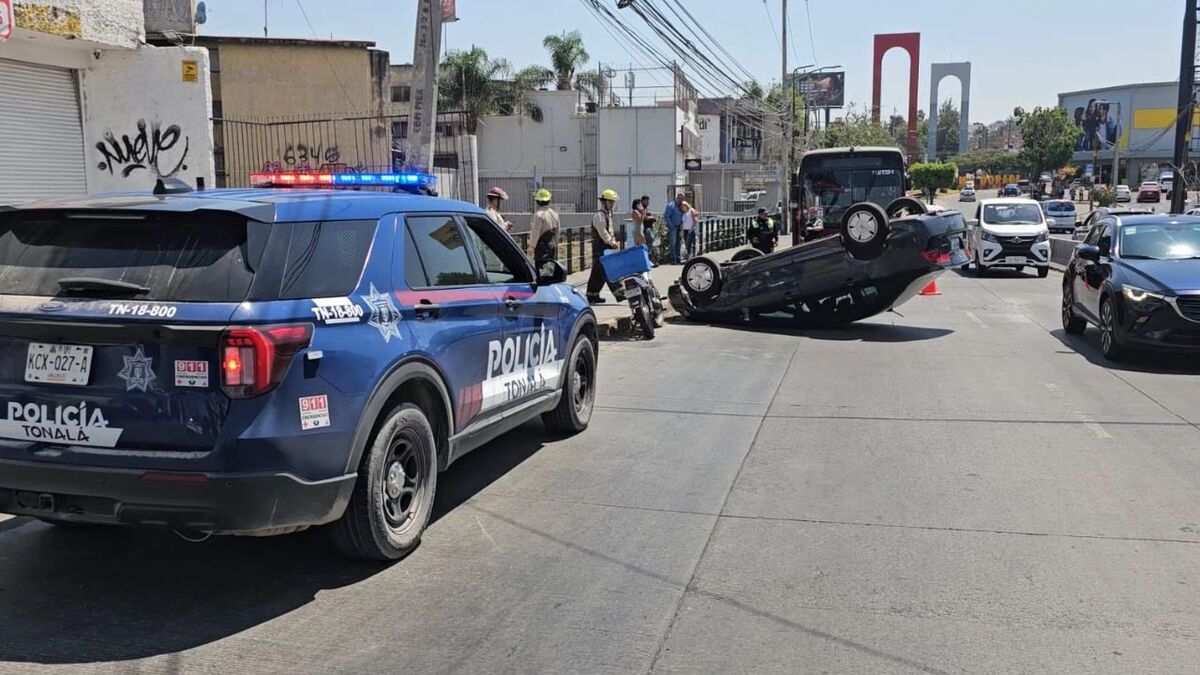 Aparatosa volcadura ocasionó congestionamiento vehicular en el municipio de Tonalá (Juan Carlos Munguía)