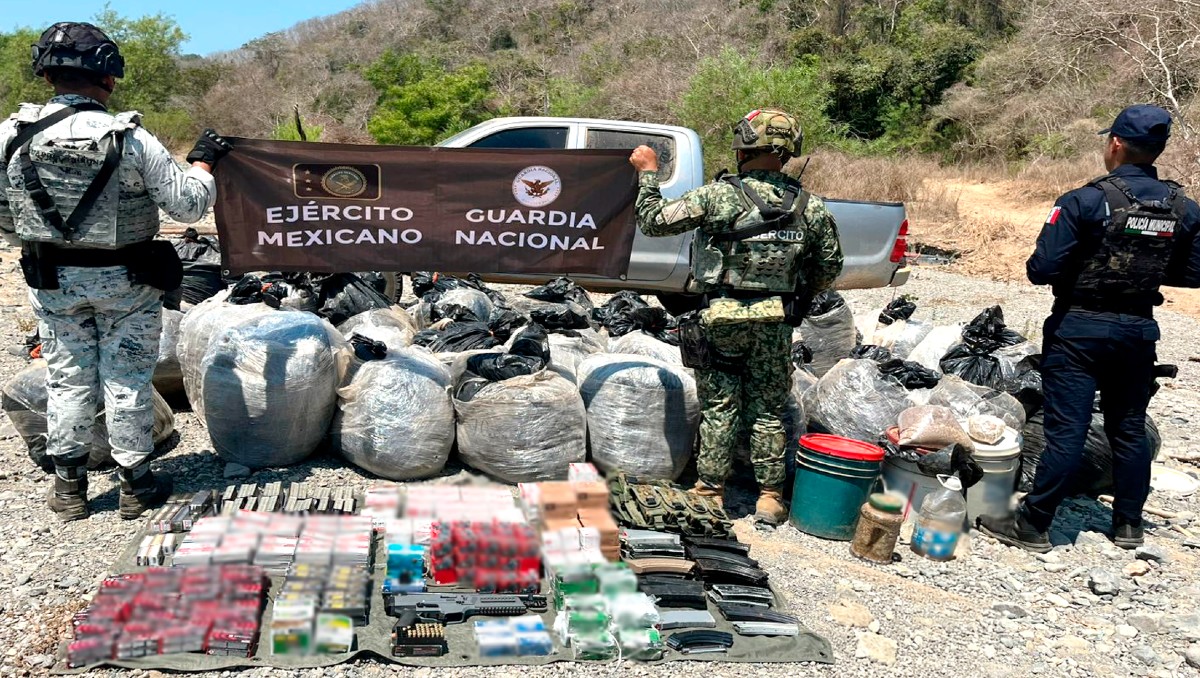 Autoridades localizaron el vehículo on armamento y drogas en Lázaro Cárdenas, Michoacán. | Especial