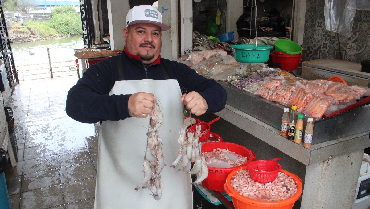 Camarón, lo más solicitado por los visitantes al mercado La Puntilla. (Yazmín Sánchez)