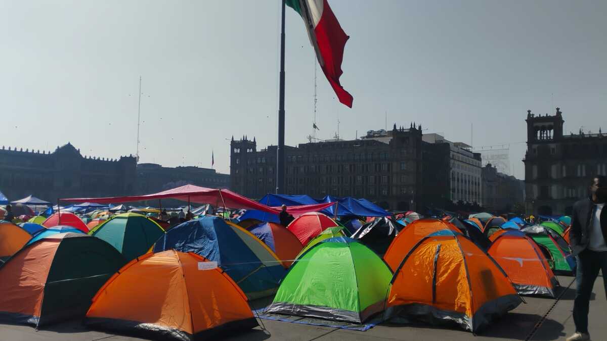 Casas de campaña de la CNTE en el Zócalo. | Foto: Javier Ríos