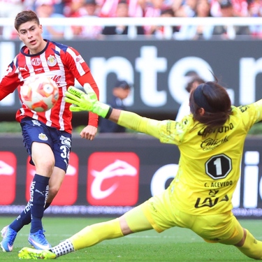 Chivas venció a Santos con un doblete de Armando González y uno más de Ricardo Marín para mantenerse peleando en los primeros lugares