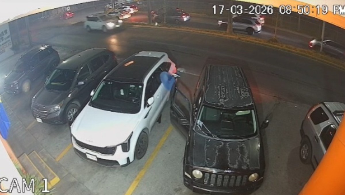 El delincuente se estaciona justo al lado del vehículo afectado. Foto: Especial