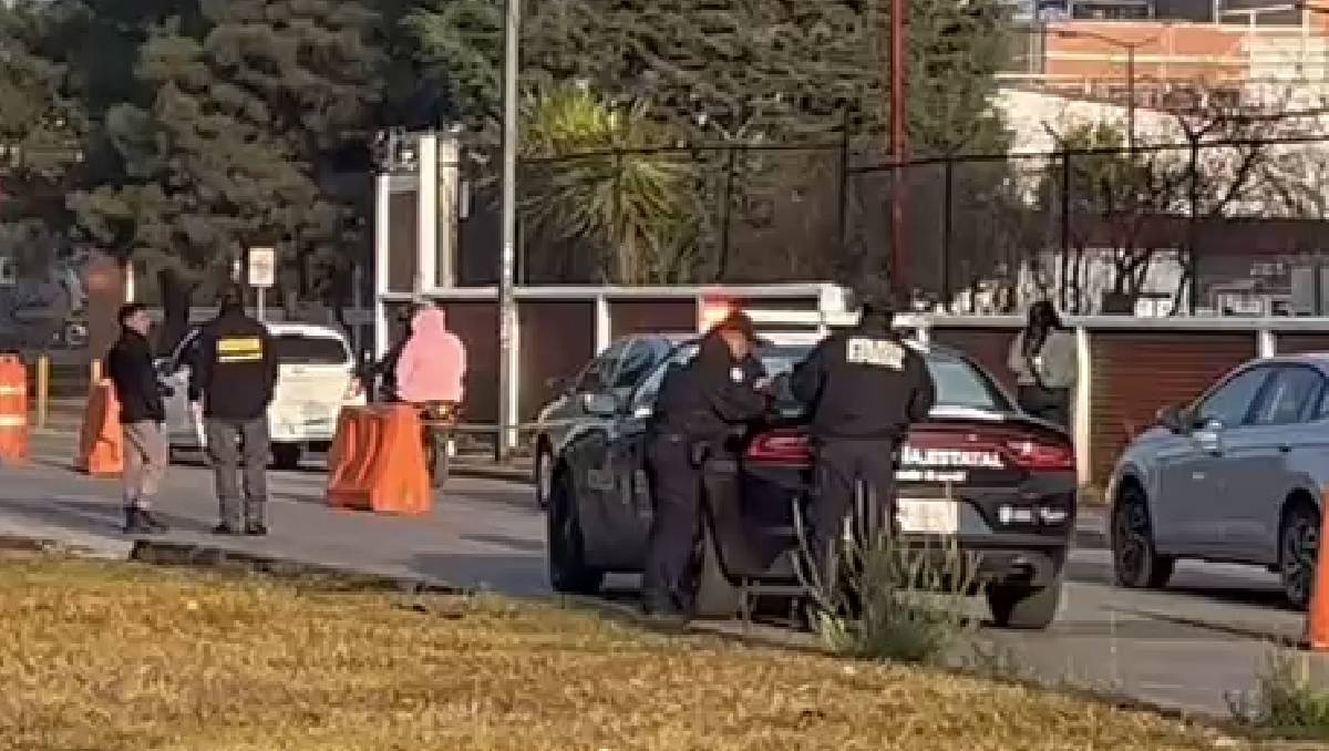 La Fiscalía acordonó la zona donde se localizó el cuerpo en Paseo Tollacan. Foto: (Mario C. Rodríguez)