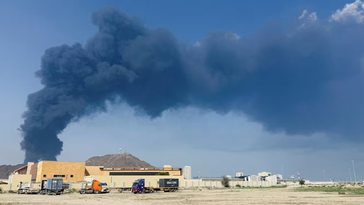 Humo se eleva sobre la zona industrial petrolera de Fujairah en los Emiratos Árabes Unidos tras un ataque con drones iraníes | Reuters