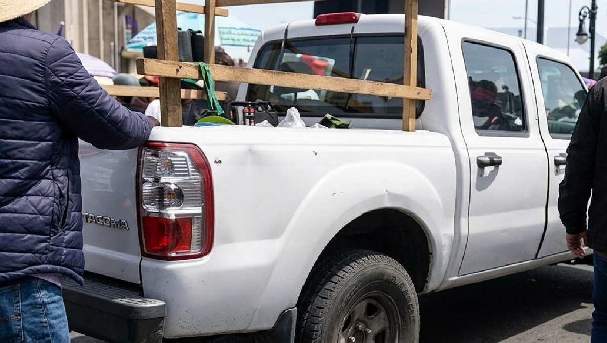 ingresan camioneta con sonido al Zócalo de la CdMx. Foto: (TD/Mejorada con IA)