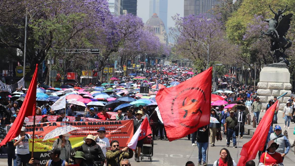 Integrantes de la CNTE arriban al Centro Histórico para un plantón en el Zócalo (Foto: Javier Ríos)