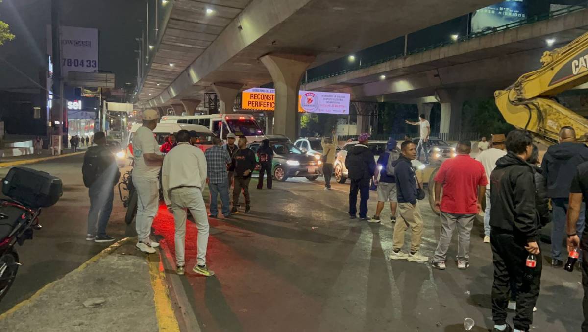 Integrantes y directivos de casas de rehabilitación mantienen bloqueo en Periférico Norte. | Jorge Becerril