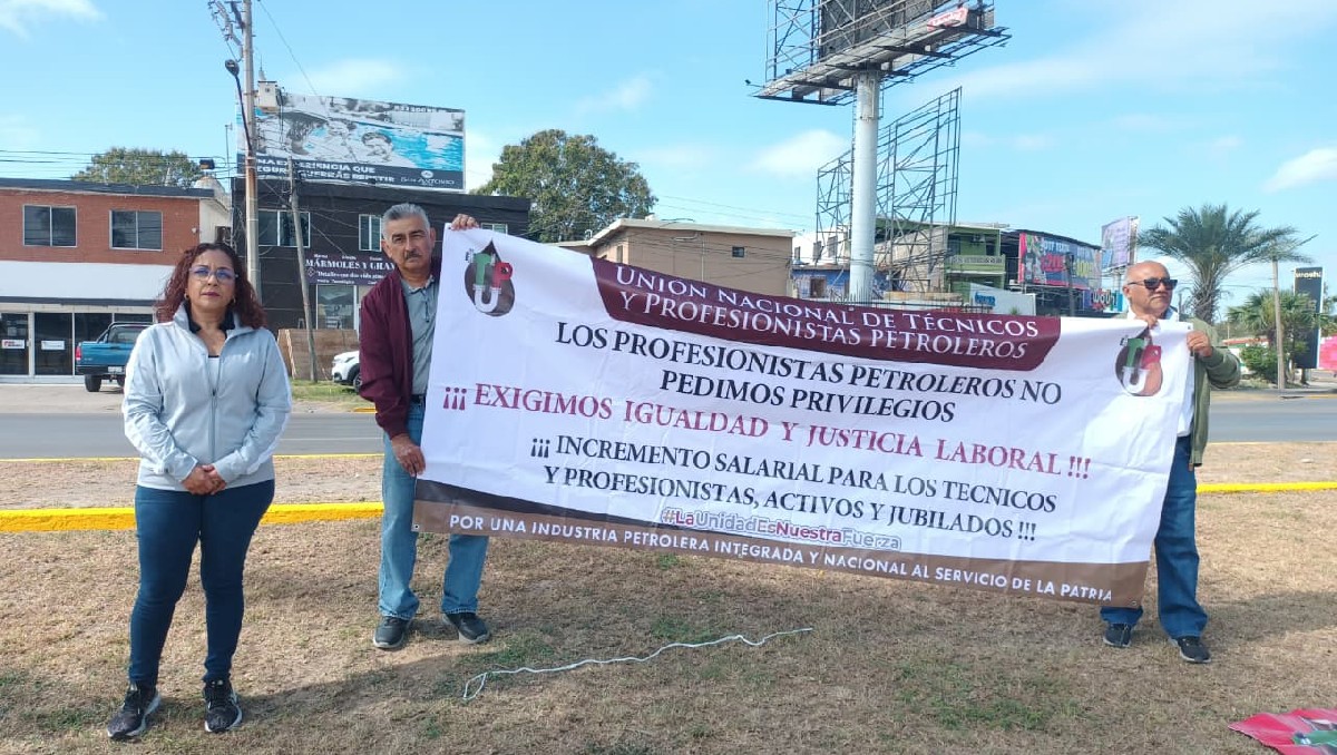 Integrantes de la Unión Nacional de Técnicos y Profesionistas Petroleros esperan a Claudia Sheinbaum. (Jesús Alberto García)