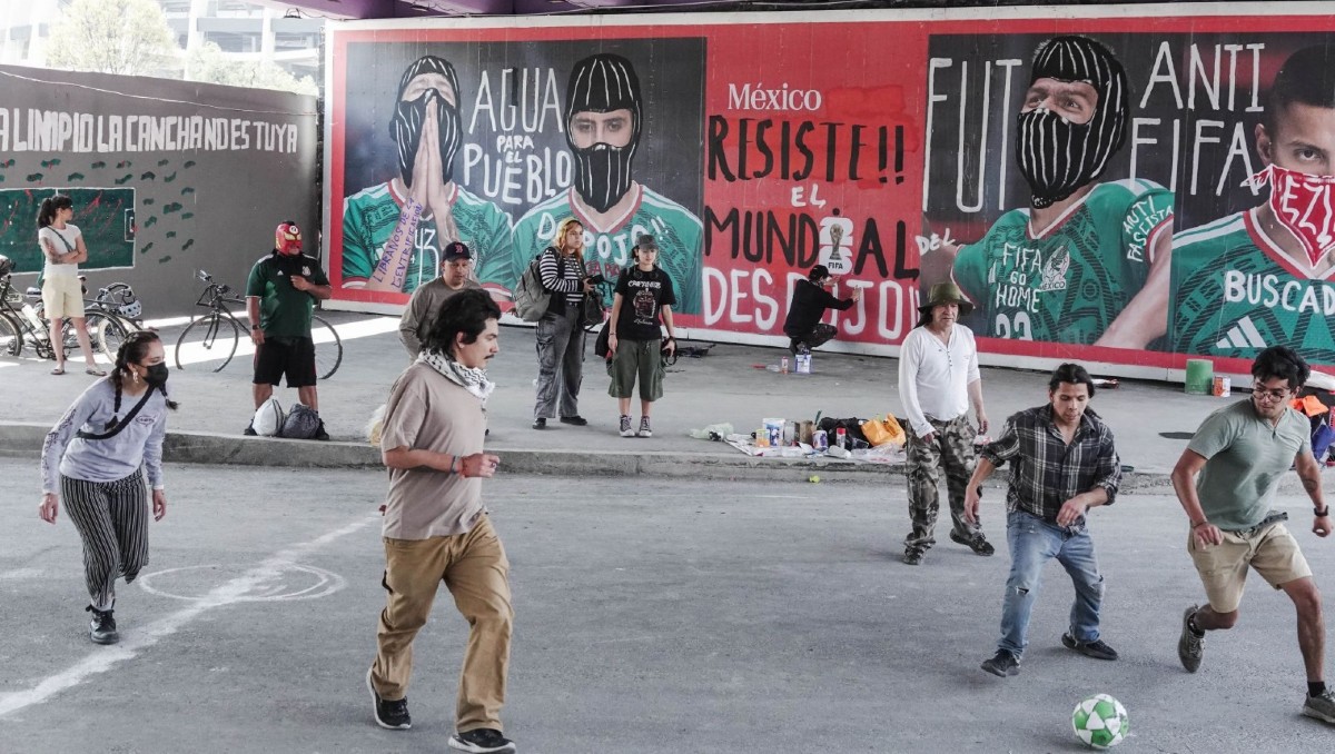 Intervienen murales de la Selección Mexicana y crean 'cascaritas anti FIFA' en las inmediaciones del Estadio CdMx (Cuartoscuro)