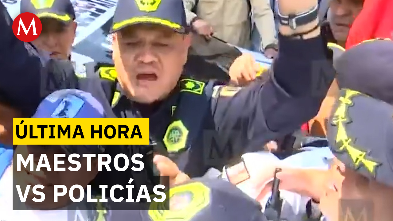 Maestros de la CNTE se enfrentan con policías en el Zócalo de CdMx