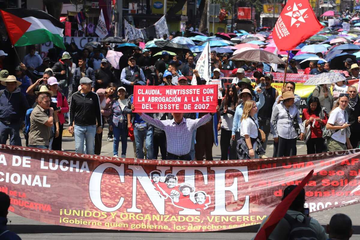 Marcha de la CNTE al zócalo capitalino. | Foto: Javier Ríos