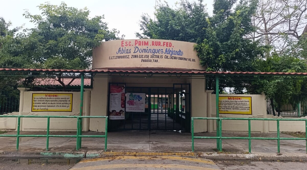 Padres de familia llevan tiempo cuestionando la proximidad de los planteles a las chimeneas. | Foto: Especial