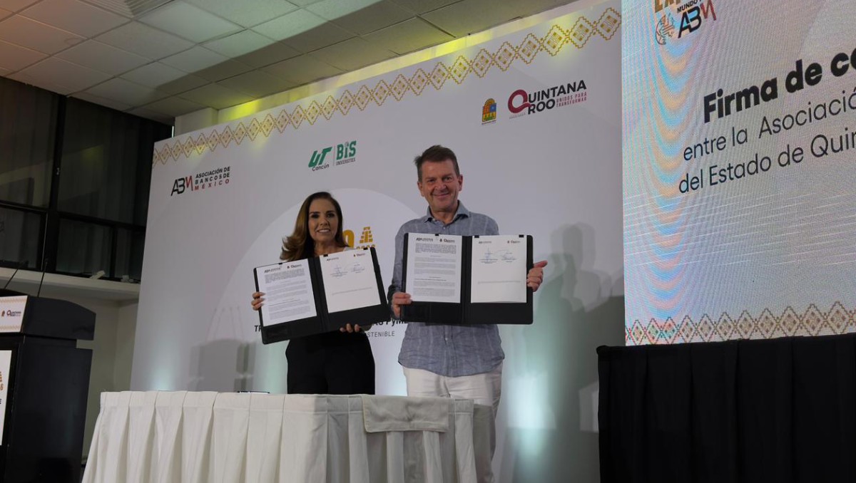 El presidente de la Asociación de Bancos de México, Emilio Romano, y la gobernadora de Quintana Roo, Mara Lezama firman acuerdo. Foto: Especial