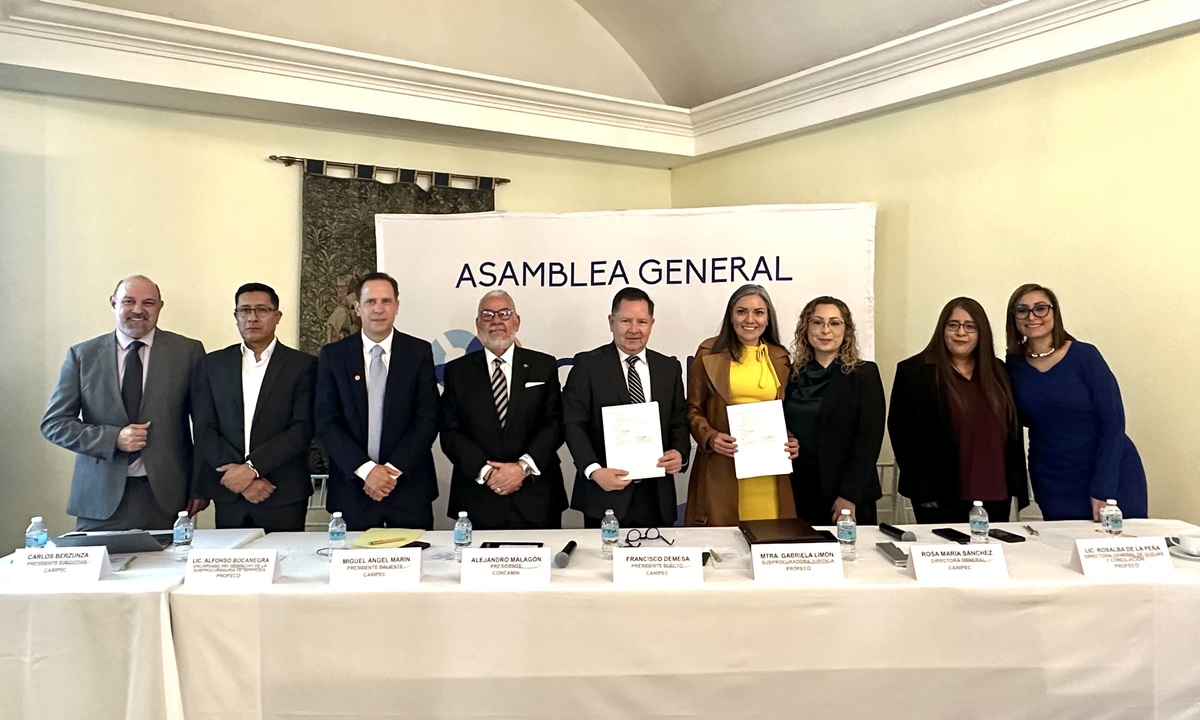 Representantes de Mercado Libre y CANIPEC durante la firma del acuerdo en la Ciudad de México. (Cortesía)